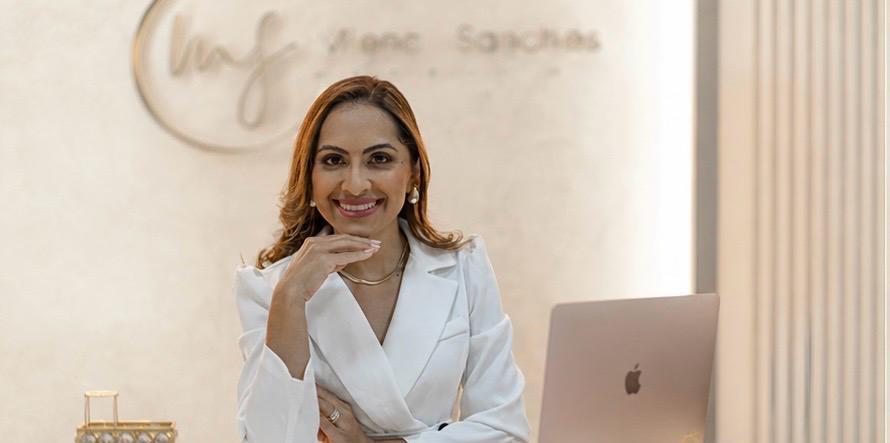 Milena Sanches em sua clínica em Maringá-PR